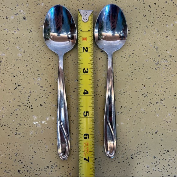 2 Reed & Barton EDGARTOWN Stainless Select 7" Soup or Place Spoons Teaspoon - Picture 1 of 4